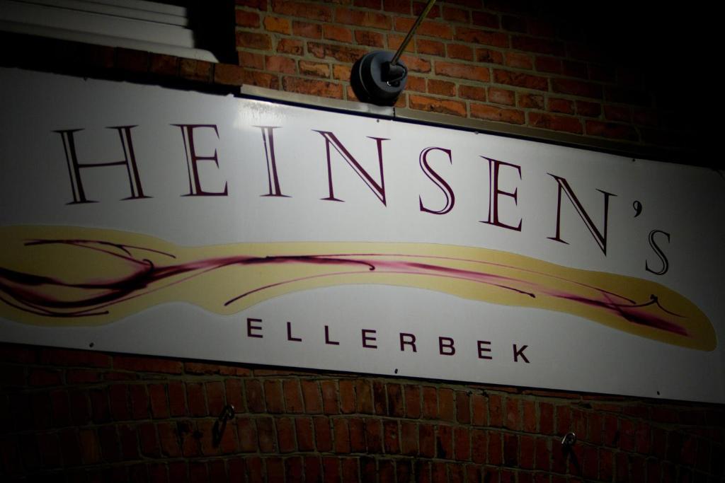 Heinsens Ellerbek Bed & Breakfast Екстериор снимка