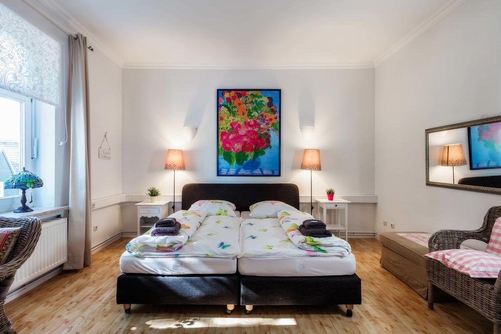 Heinsens Ellerbek Bed & Breakfast Екстериор снимка